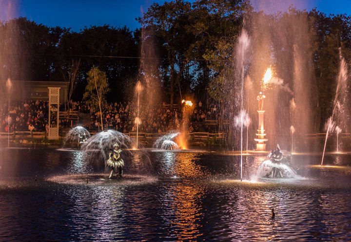 emotionsbycrys's tweet photo. En 2020, le parc d’attractions du Puy-du-Fou en Vendée a lancé son spectacle aquatique nocturne « LES NOCES DE FEU » : 30 minutes d'effets spéciaux époustouflants ! 💦😎 https://t.co/sUN0PPr3Aa #SpectacleAquatique #AquaticShow #Show #Spectacledeau #Effetsdeau #Water #Eau https://t.co/jDoIdtI5aY
