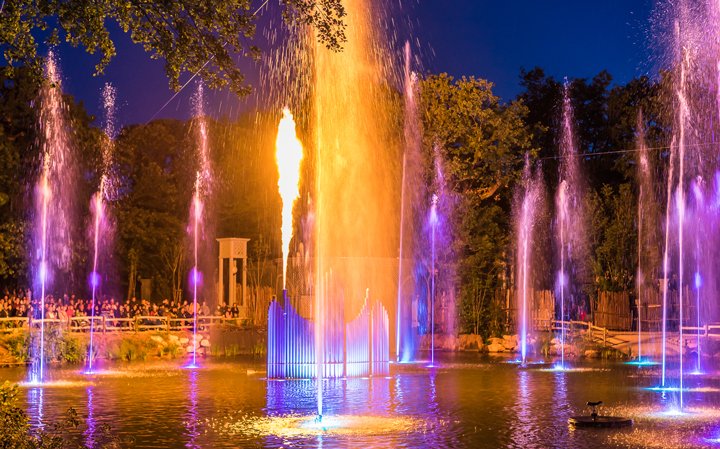emotionsbycrys's tweet photo. En 2020, le parc d’attractions du Puy-du-Fou en Vendée a lancé son spectacle aquatique nocturne « LES NOCES DE FEU » : 30 minutes d'effets spéciaux époustouflants ! 💦😎 https://t.co/sUN0PPr3Aa #SpectacleAquatique #AquaticShow #Show #Spectacledeau #Effetsdeau #Water #Eau https://t.co/jDoIdtI5aY