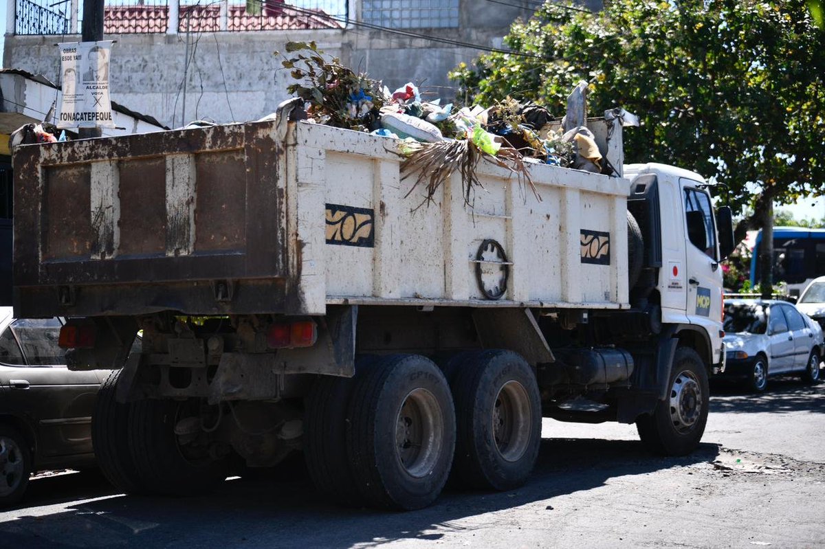 RomeoHerrera1's tweet photo. Hoy, ante la falta de recolección de los desechos sólidos por los alcaldes salientes; y ver el riesgo de insalubridad, decidimos intervenir y hacerles el trabajo.

No es posible que nuestra gente viva entre promontorios de basura.

Ya nos encontramos trabajando en Altavista. https://t.co/2vFUbmtpr6