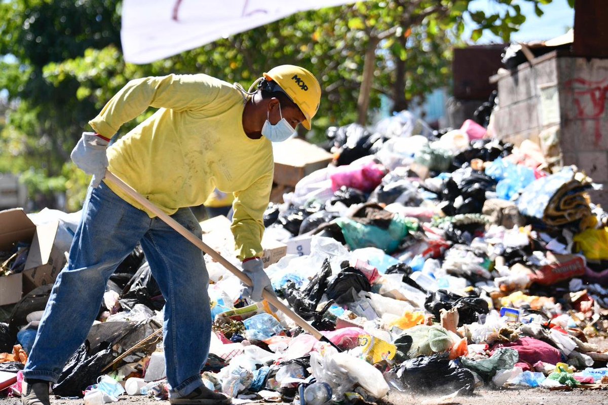 RomeoHerrera1's tweet photo. Hoy, ante la falta de recolección de los desechos sólidos por los alcaldes salientes; y ver el riesgo de insalubridad, decidimos intervenir y hacerles el trabajo.

No es posible que nuestra gente viva entre promontorios de basura.

Ya nos encontramos trabajando en Altavista. https://t.co/2vFUbmtpr6
