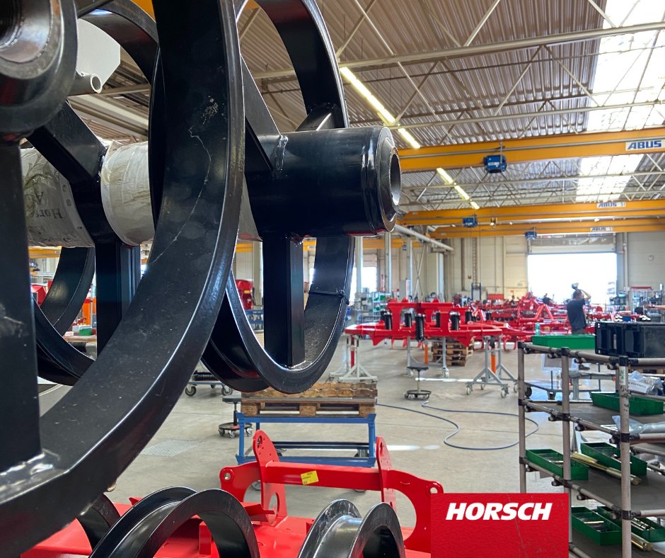 HORSCHUK's tweet photo. Greetings from our production site in Ronneburg. Here we are busy building machines for you that can travel all over the world. To give you an impression of the site, we have prepared a few impressions. #HORSCH #Machineconstruction https://t.co/jXSfS5xijh