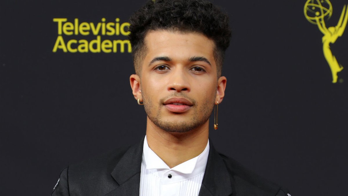 HablandoSerie's tweet photo. Jordan Fisher (#TATB2) ficha por la 7ª temporada de #TheFlash como recurrente para interpretar a Bart Allen, hijo de Barry y Iris del futuro.

Esto cambia la historia de los comics ya que en estos Bart es el nieto de  Barry y Iris. https://t.co/QzqwyiQkW1