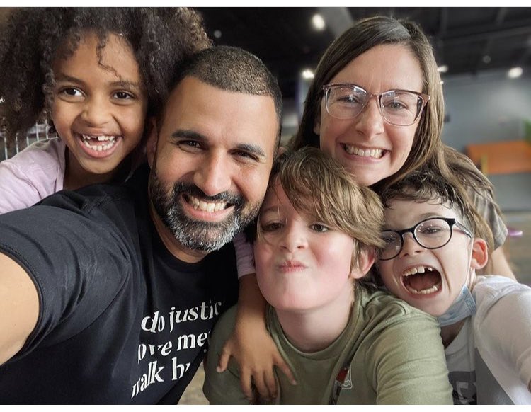 DesmadrePod's tweet photo. @carloshappynpo y su hermosa familia! En nuestro último episodio, Carlitos nos cuenta sobre si experiencia con la adopción internacional. 

Puedes escuchar 🎧 el episodio completo aquí: 

https://t.co/kKJJCbm8hp https://t.co/Y78iSI8Lb6