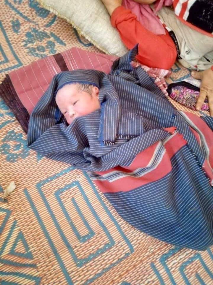 Byun_Sori6104's tweet photo. A pregnant lady gave a birth during fleeing from military regime's airstrike !!!

What a cute newborn baby🤍 Be safe and healthy both mother and baby 🙏🤍
 #WhatsHappeningInMyanmar 
#Mar30Coup https://t.co/GhwE6eIss2
