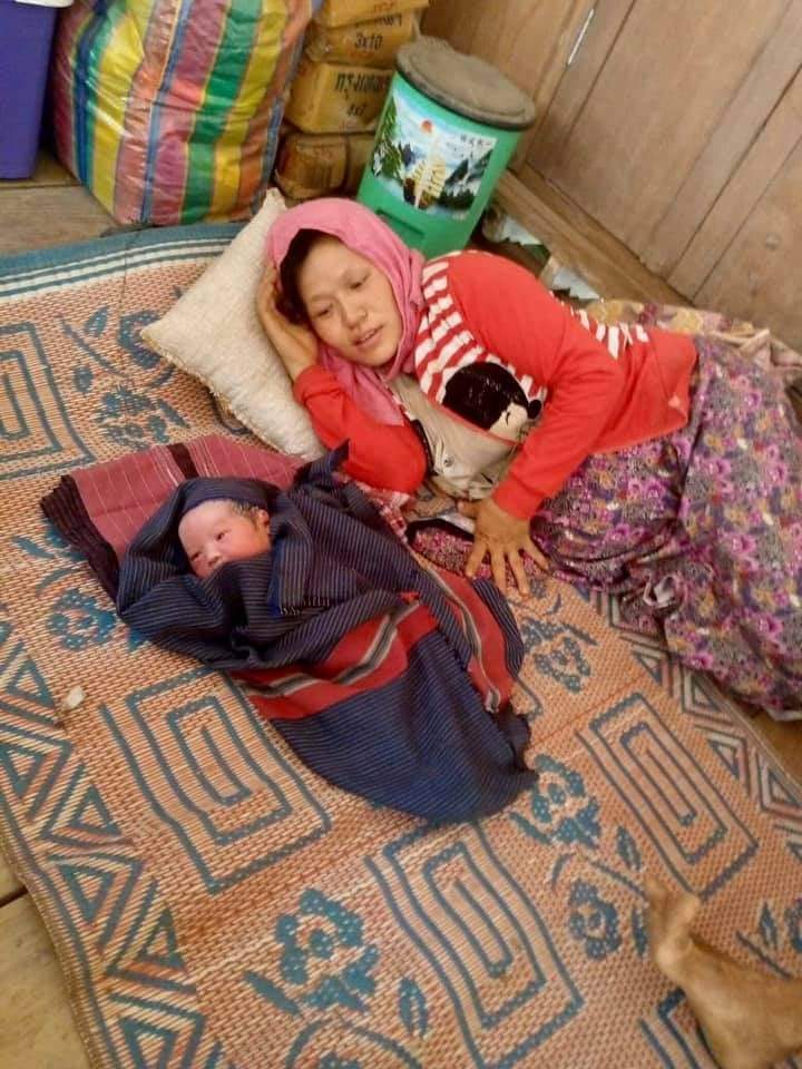 Byun_Sori6104's tweet photo. A pregnant lady gave a birth during fleeing from military regime's airstrike !!!

What a cute newborn baby🤍 Be safe and healthy both mother and baby 🙏🤍
 #WhatsHappeningInMyanmar 
#Mar30Coup https://t.co/GhwE6eIss2
