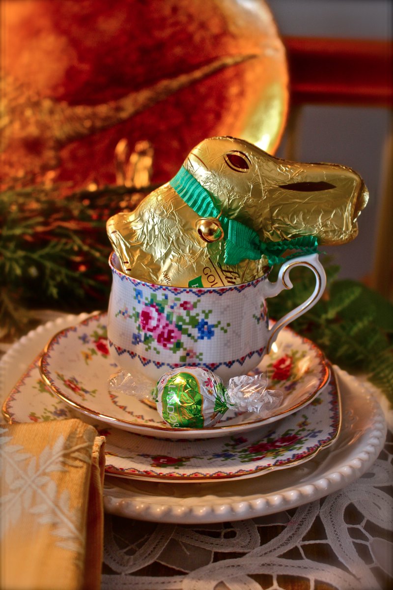 LindaPDIB's tweet photo. Wishing you a tealightful 🫖 Easter season 🙏 filled with beauty &amp; goodness! ♡~✿⊹⊱╮Bring on the chocolate bunnies! No hot cross bunnies to be found when there's #LindtChocolate around!😆👍🌿🐇💞 @LindtCanada @VictoriaMag @TeaTimeMag #SweetTea #PrettyTeacups #TheTeaDresser https://t.co/FCQnD1NUog