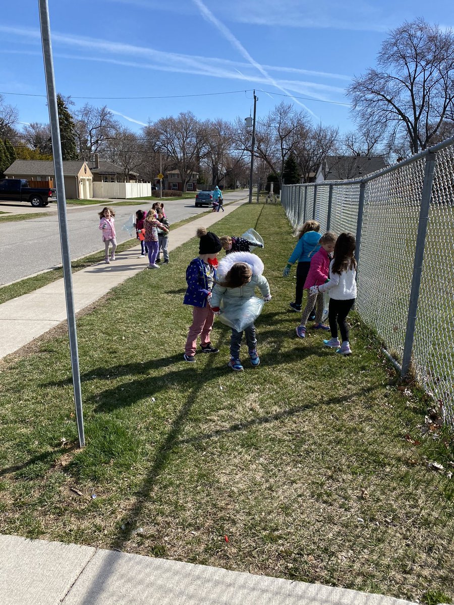 KinderExplorat1's tweet photo. Went on a community clean up walk today and helped beautify our neighbourhood. We take great pride in where we live, learn and play. @DrDSuzukiSchool https://t.co/mLskfclkW8