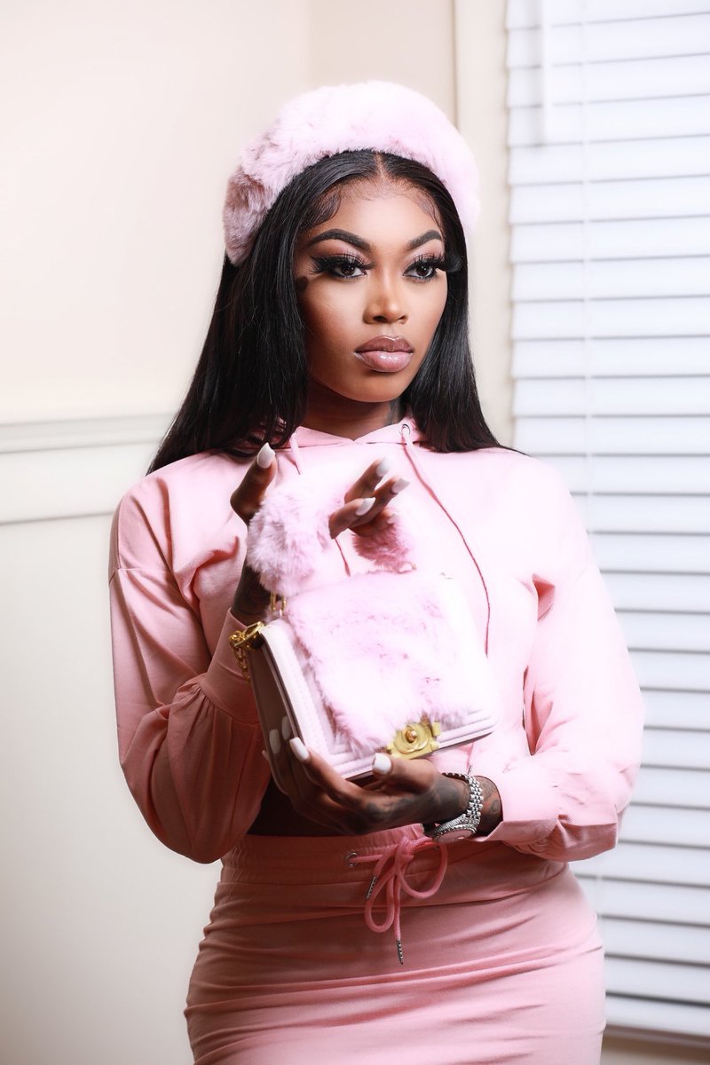 AsianDaBrattt's tweet photo. Business woman 1st 🤞🏽💕 https://t.co/FqvFIx9MRg