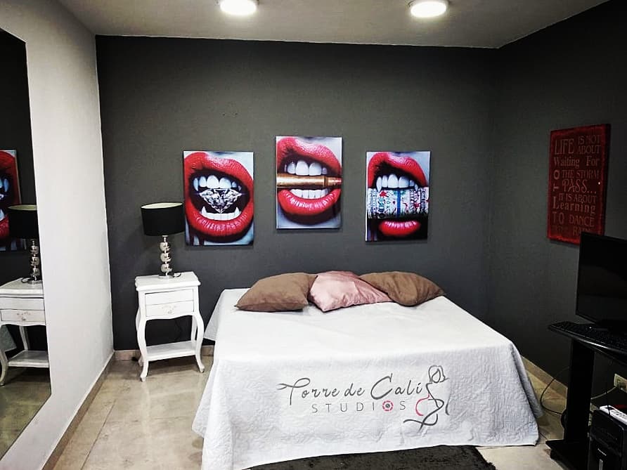 cadillandstudio's tweet photo. Ven y únete a nuestro equipo de trabajo.
Habitaciones cómodas, equipadas y adecuadas para garantizar que tú transmisión sea de calidad con todas las comodidades. 

Qué esperas para empezar a trabajar por tus sueños? En Torre de Cali Studios te ayudamos a alcanzar tus metas. https://t.co/0n3XVMU5um