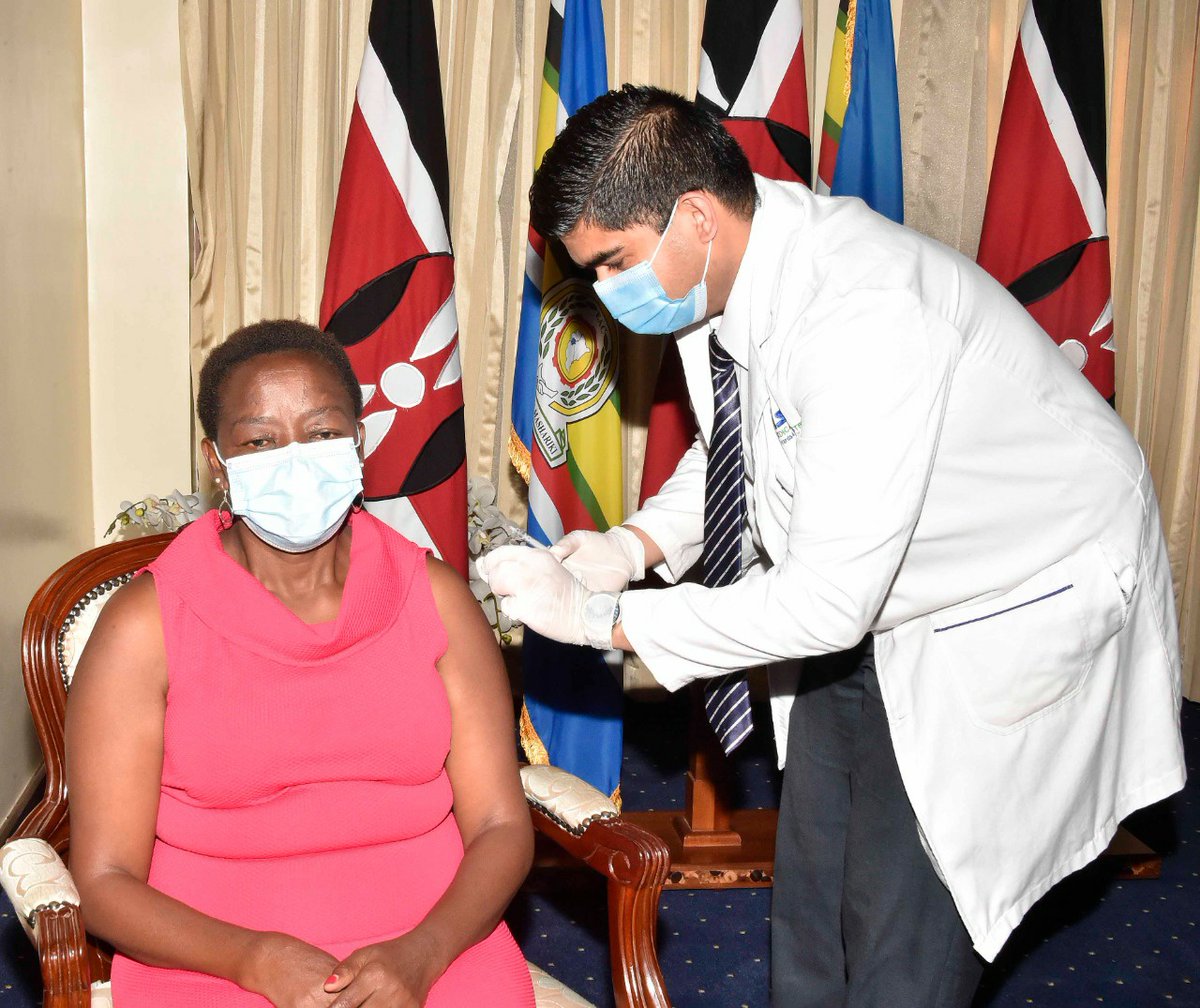 Frontliner_Ke's tweet photo. Deputy President @WilliamsRuto  and Mama Rachael takes the Covid 19 jab at their Karen residence. He says, COVID-19 vaccines are safe and effective tools in saving lives and managing the disease. https://t.co/HP8DYf58Gc