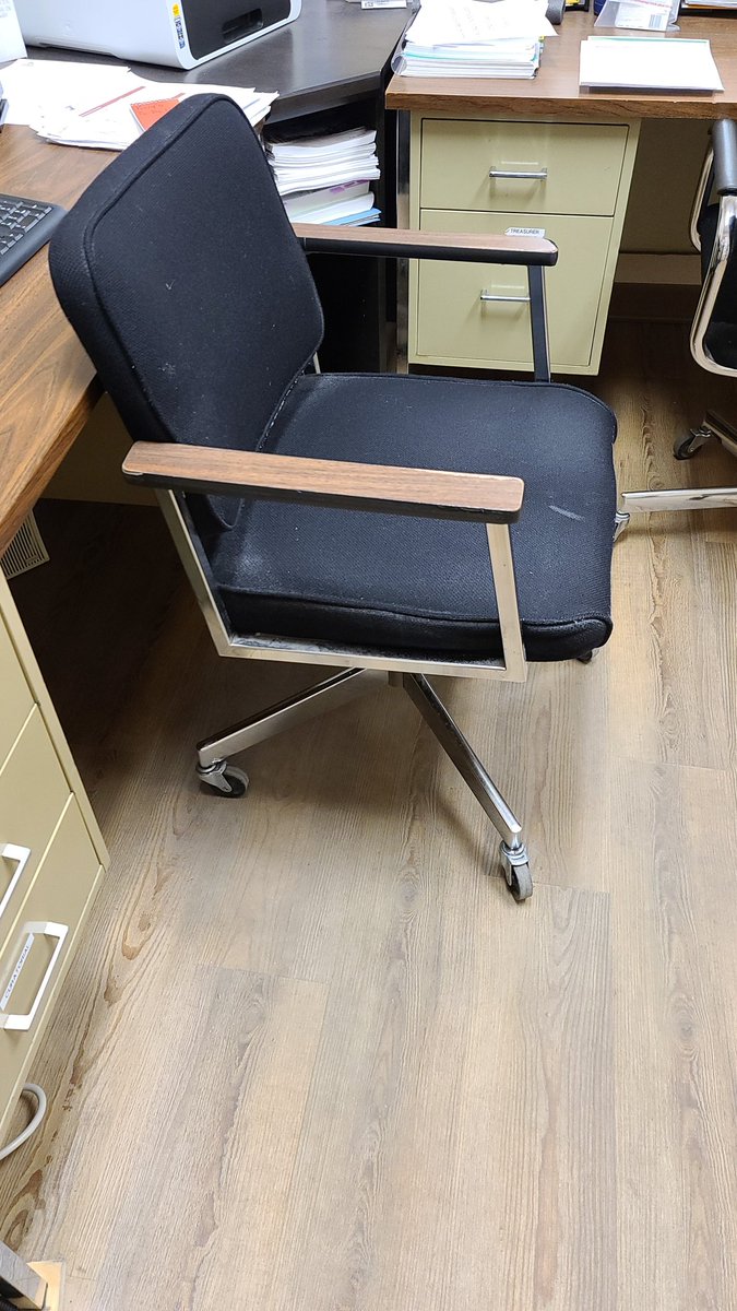 KerryAtkinson2's tweet photo. Just so you know, my office chair sucks balls.
(It's also probably as old as I am)
Cuts off the circulation & my foot goes numb. That does get me up and moving though.
#Klutz #SplintLife https://t.co/njZS8dgmaw