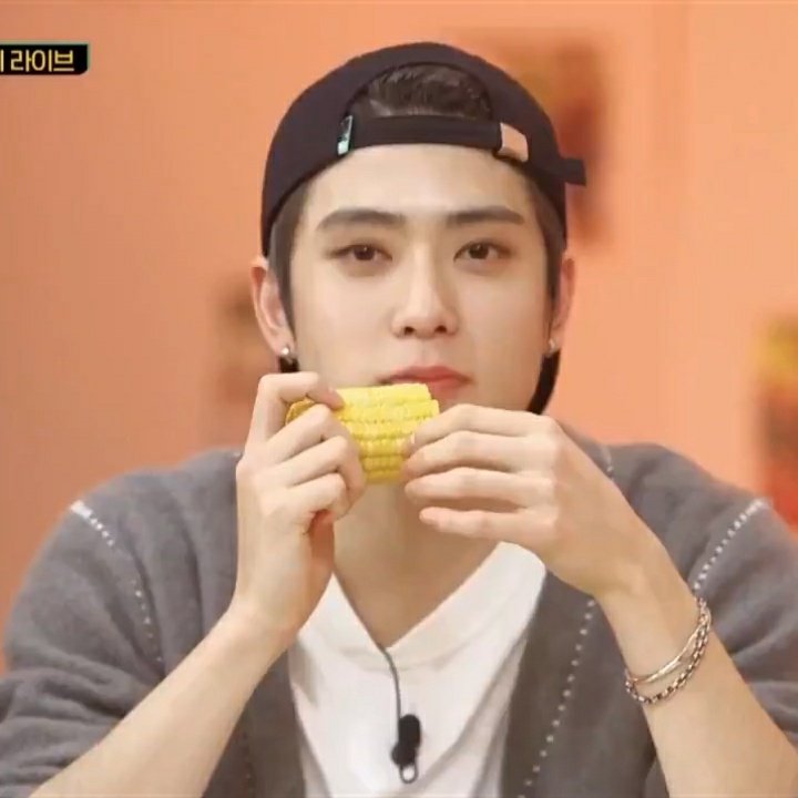 jaehyunflowrs's tweet image. hi eunwoo                         hi Jaehyun 
from astro                         from nct