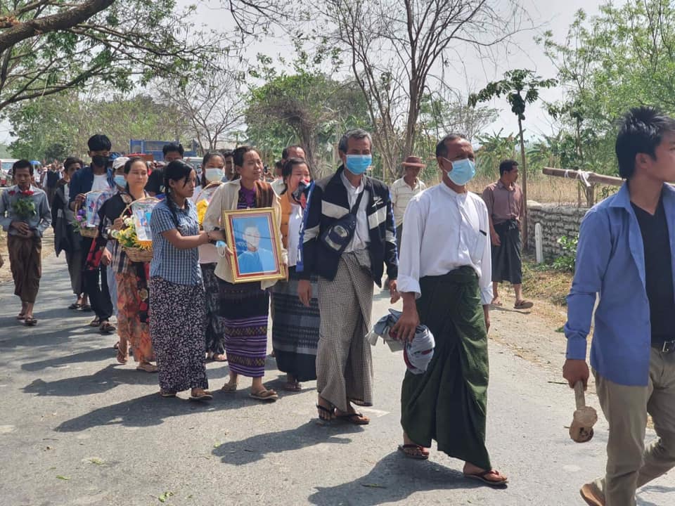 Myanmar_Now_Eng's tweet photo. Multiple funerals to bury civilians who died at the hands of the coup regime’s armed forces have sadly become a daily occurrence across #Myanmar. Here, locals escorted body of Shaing Htet Aung (aka) Thar Chit, who was killed in Kalemyo, Sagaing on Mar 28. #WhatsHappeningInMyanmar https://t.co/WMm2LQUFkr