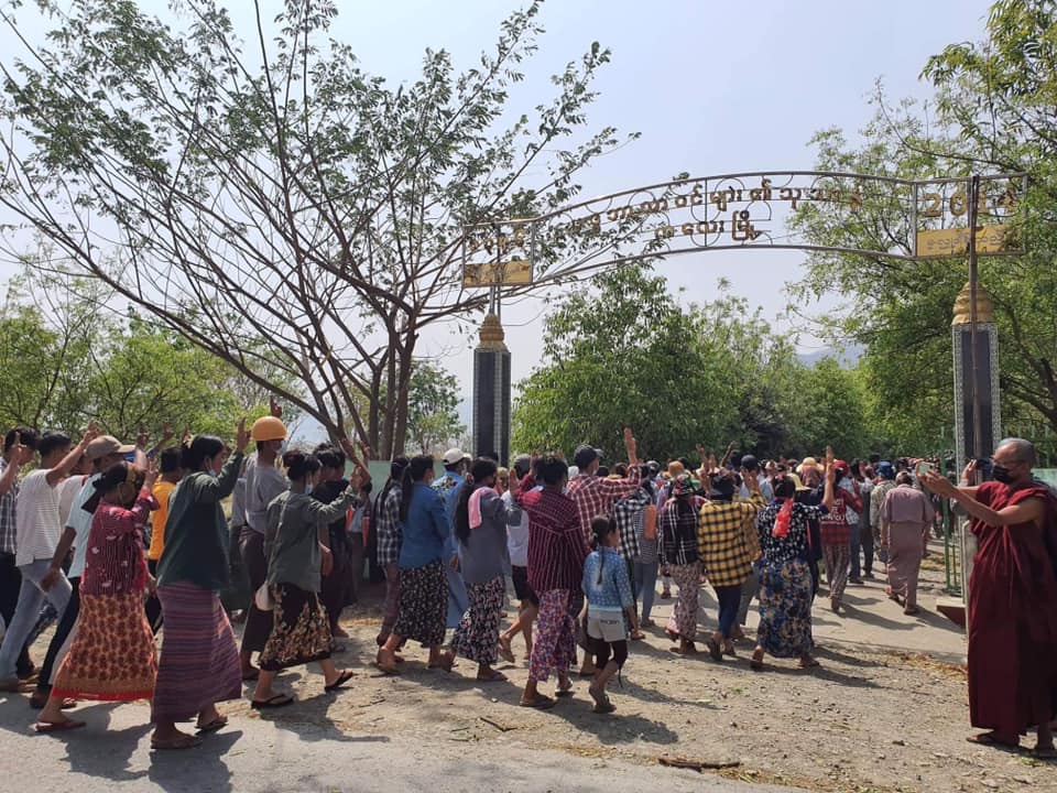 Myanmar_Now_Eng's tweet photo. Multiple funerals to bury civilians who died at the hands of the coup regime’s armed forces have sadly become a daily occurrence across #Myanmar. Here, locals escorted body of Shaing Htet Aung (aka) Thar Chit, who was killed in Kalemyo, Sagaing on Mar 28. #WhatsHappeningInMyanmar https://t.co/WMm2LQUFkr