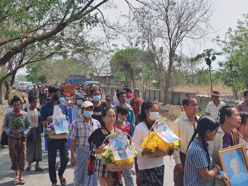 Myanmar_Now_Eng's tweet photo. Multiple funerals to bury civilians who died at the hands of the coup regime’s armed forces have sadly become a daily occurrence across #Myanmar. Here, locals escorted body of Shaing Htet Aung (aka) Thar Chit, who was killed in Kalemyo, Sagaing on Mar 28. #WhatsHappeningInMyanmar https://t.co/WMm2LQUFkr
