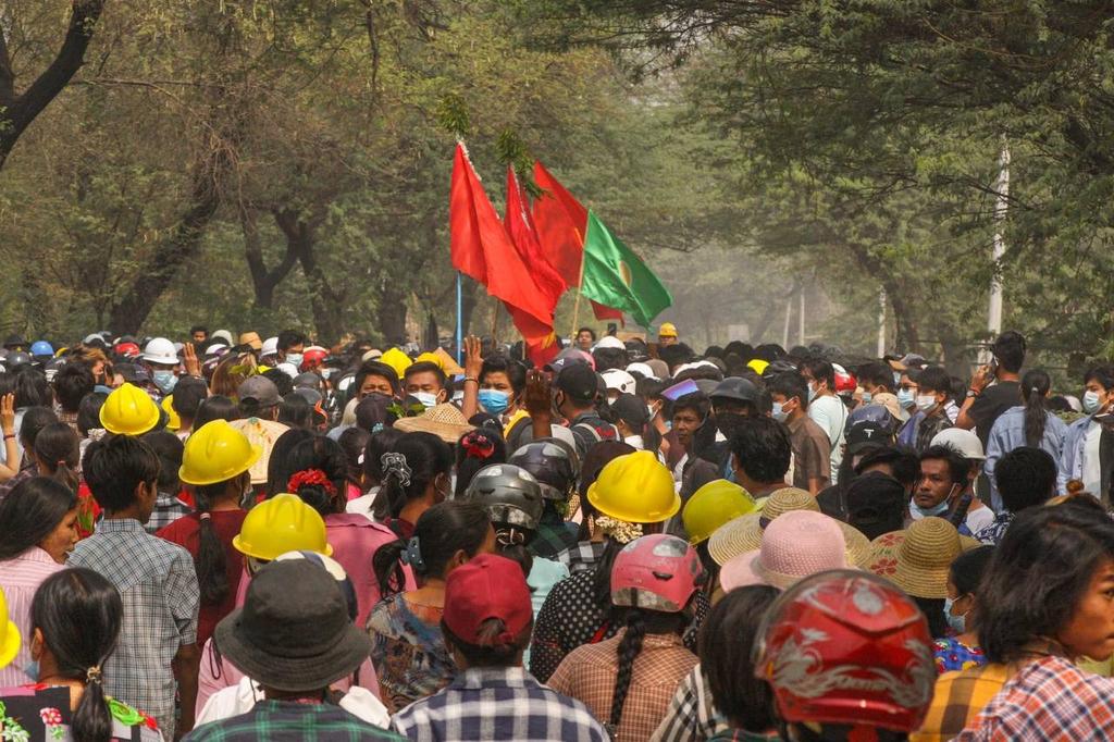 yadanar_ymk's tweet photo. Monywa’s powerful crowd is still going very strong against military terrorist even though there were inhumane killings happened for several days. That huge crowd represents how much we crave for democracy.
ABOMINABLE CRUELTY 
#Mar30Coup
#WhatsHappeningInMyanmar https://t.co/UdQ0pU7arj