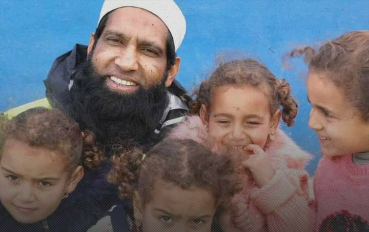لاعب المنتخب الباكستاني في لعبة "الكريكت" محمد يوسف يزور قرية بيت السلام للأيتام في بلدة #دير_حسان بريف #إدلب
يجب على المسلمين أن يتبعوا هذا المثال الحي وأن يساندوا إخوانهم في بلاد الشام ضد المحتل الروسي والرافضي والباطني النصيري، مساندة مادية ومعنوية حتى يحققوا النصر المنشود.