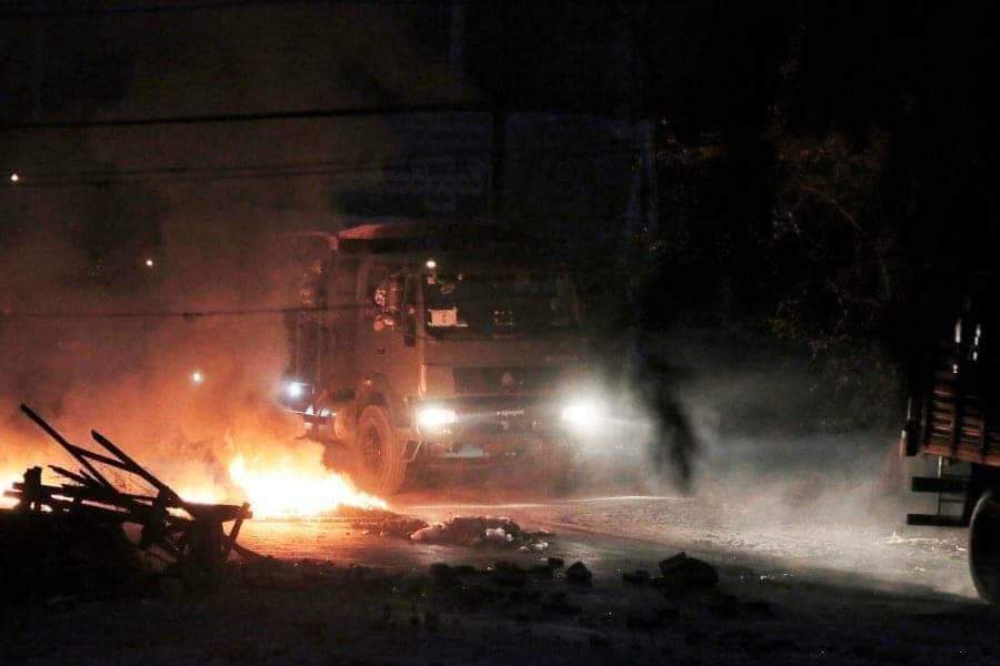 HNwayoo's tweet photo. Today at around 6 pm in #myingyan they used more than 100 armed terrorists to crack down a small town
It was reported that many got injured from gunshots.
Low Thugs Military.
#WhatsHappeningInMyanmar 
#Mar30Coup
#forceavote #HearTheVoiceOfMyanmar https://t.co/r6AzgBFIkJ