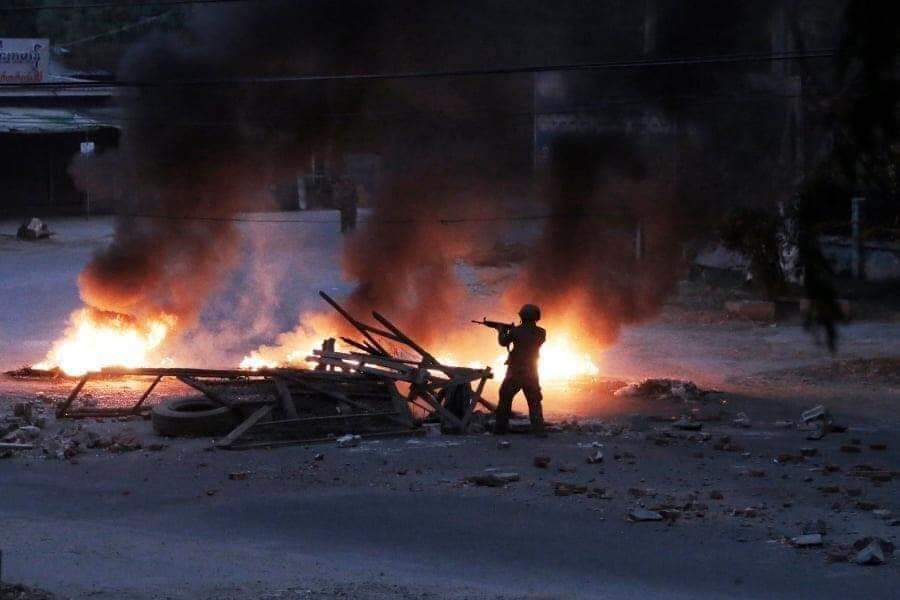 HNwayoo's tweet photo. Today at around 6 pm in #myingyan they used more than 100 armed terrorists to crack down a small town
It was reported that many got injured from gunshots.
Low Thugs Military.
#WhatsHappeningInMyanmar 
#Mar30Coup
#forceavote #HearTheVoiceOfMyanmar https://t.co/r6AzgBFIkJ