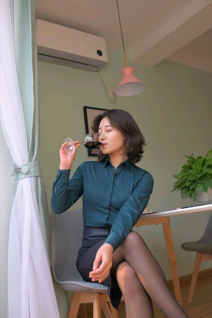 fxbs4346's tweet photo. 每次看到这套图 从气质和容貌上都感觉是采精的小蝴蝶 但身材又比蝴蝶差了一些 https://t.co/QT3m3GoWJr