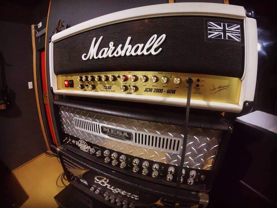 studio_pub's tweet photo. Como ta sendo a ansiedade durante esse lockdown dos infernos?! Na pilha de fazer um som com os brother tbm né?! Ma se cuida que logo menos estaremos todos juntos fazendo barulho! 🙂👊🏼 #StudioPub #studiolife #studiosession #marshallamps #mesaboogiedualrectifier #bugeraamps https://t.co/JePrcY18pC