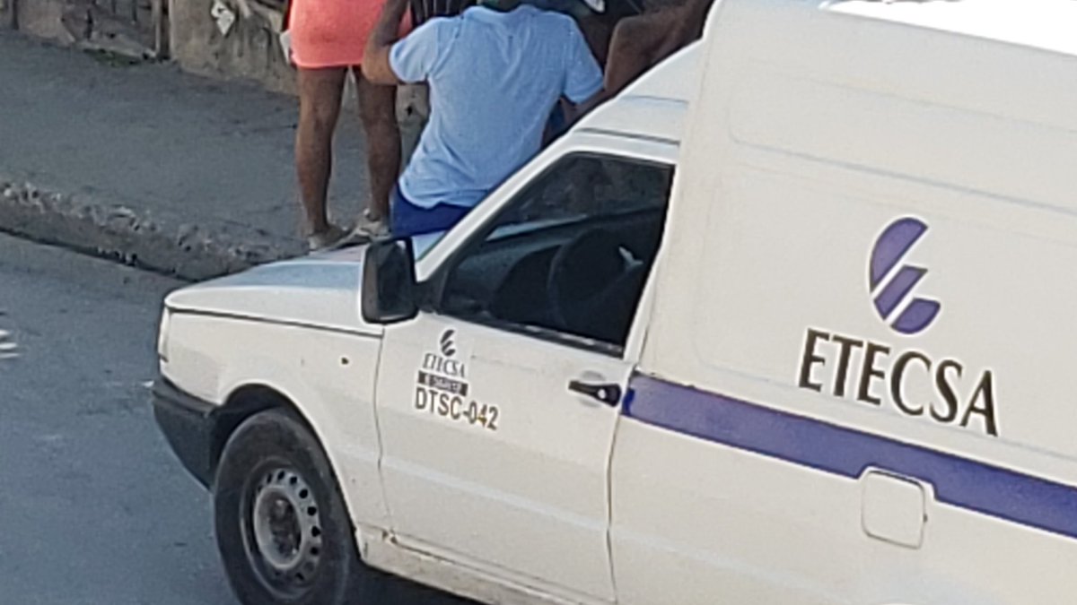 jdanielferrer's tweet photo. Sin dudas el corte de Internet a las 2 y 30 am hasta el mediodía de hoy fue para que no transmitiera en vivo la instalación de 4 cámaras de vigilancia nuevas en nuestra calle y una casi encima de nuestra ventana https://t.co/RlrFMCfSK9