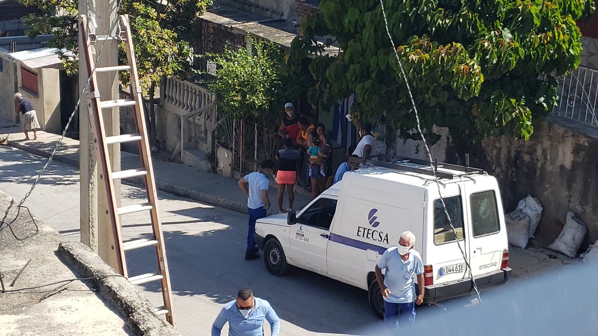 jdanielferrer's tweet photo. Sin dudas el corte de Internet a las 2 y 30 am hasta el mediodía de hoy fue para que no transmitiera en vivo la instalación de 4 cámaras de vigilancia nuevas en nuestra calle y una casi encima de nuestra ventana https://t.co/RlrFMCfSK9