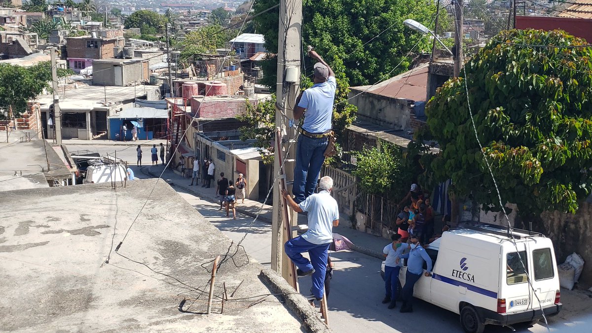 jdanielferrer's tweet photo. Sin dudas el corte de Internet a las 2 y 30 am hasta el mediodía de hoy fue para que no transmitiera en vivo la instalación de 4 cámaras de vigilancia nuevas en nuestra calle y una casi encima de nuestra ventana https://t.co/RlrFMCfSK9