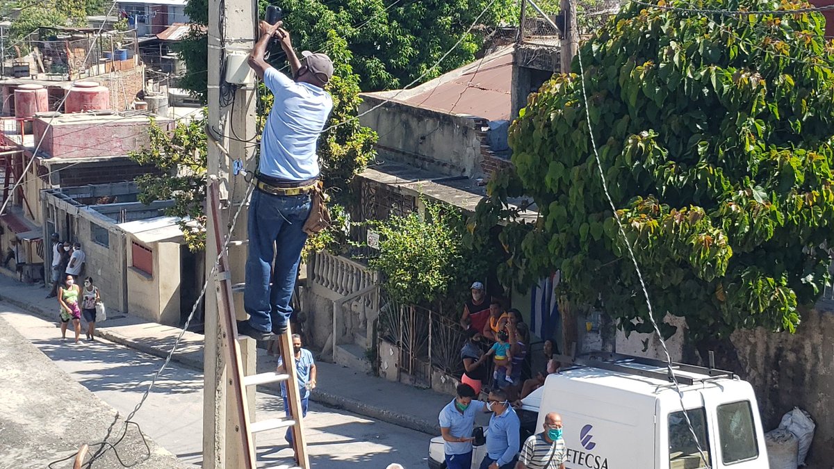 jdanielferrer's tweet photo. Sin dudas el corte de Internet a las 2 y 30 am hasta el mediodía de hoy fue para que no transmitiera en vivo la instalación de 4 cámaras de vigilancia nuevas en nuestra calle y una casi encima de nuestra ventana https://t.co/RlrFMCfSK9