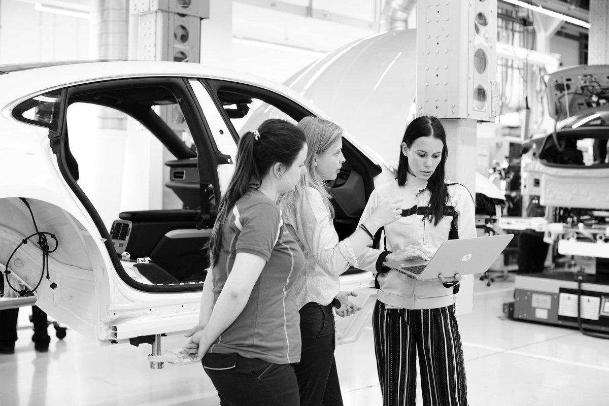 Porschedigital's tweet photo. In a time and society that is subject to such rapid change, companies need to define their very soul and be clear about their purpose. Our CEO @MattiasUlbrich talks about the importance of culture, great #IT projects, and the inspiring people behind it. ✨ https://t.co/2nbkIMTD4T https://t.co/1O5tP1ZES4