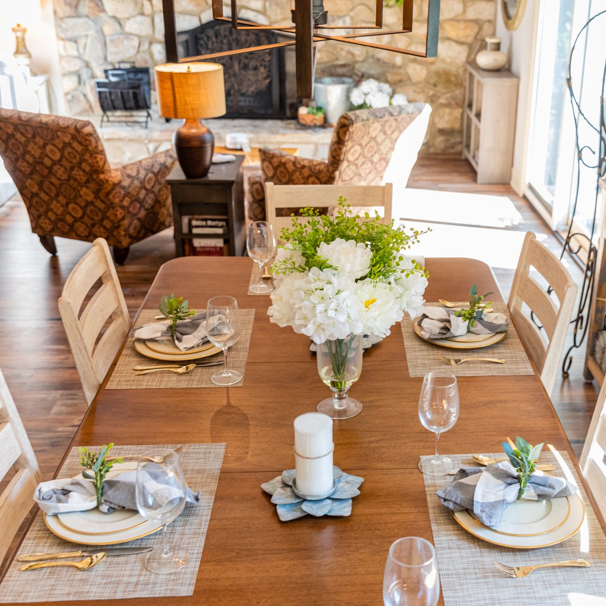 StagedByL's tweet photo. We do more than just decorate -- we create a space that's warm, inviting, and gorgeous in order to sell your home. https://t.co/T6perpqetk