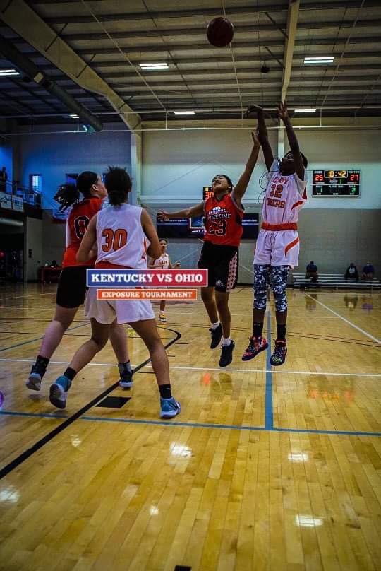 GCGBR1's tweet photo. Ohio vs Ky exposure tournament. DβMyah Williams a 6th grader(5ft 10) playing on an 8th grade team was the most athletic kid in the building. Extremely fast and agile, quick leaper, who attacked the basket. Great medium range shot. Blocked shots. Gonna be a Big Tymer!!! https://t.co/CqseDwvroS