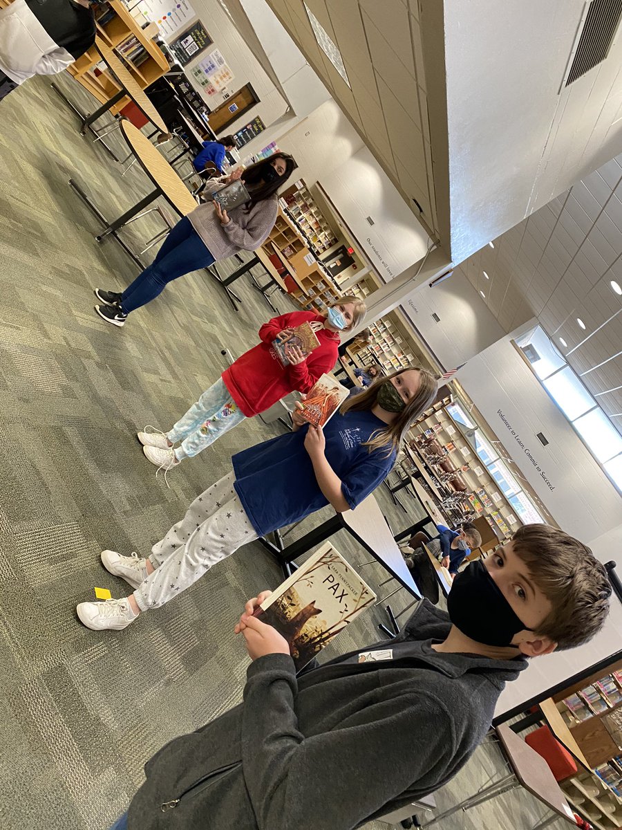 HtmsLibrary's tweet image. First IN PERSON book checkouts of 20-21! My librarian heart is SO FULL!!! #htmsreads #covidschool #pandemiclife #mylibrarystory #ALlibraries #trussvillelearns