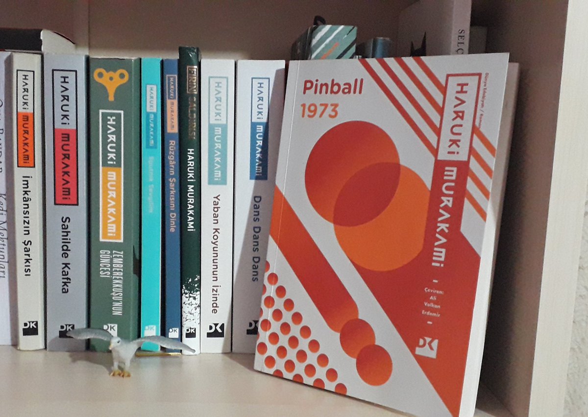 Aysme31's tweet photo. "Bir gün yitireceğin şeylerin büyük bir anlamı yoktur.Yitirmenin kaçınılmaz olduğu şeylerin şanı, aslında şan degildir,.."
@harukimurakami_ #pinball1973 #kitap
Bir ustanin nasıl oluştuğu ilk kitaplarından okuyunca daha iyi anlaşıyor https://t.co/bHKC6uKucS