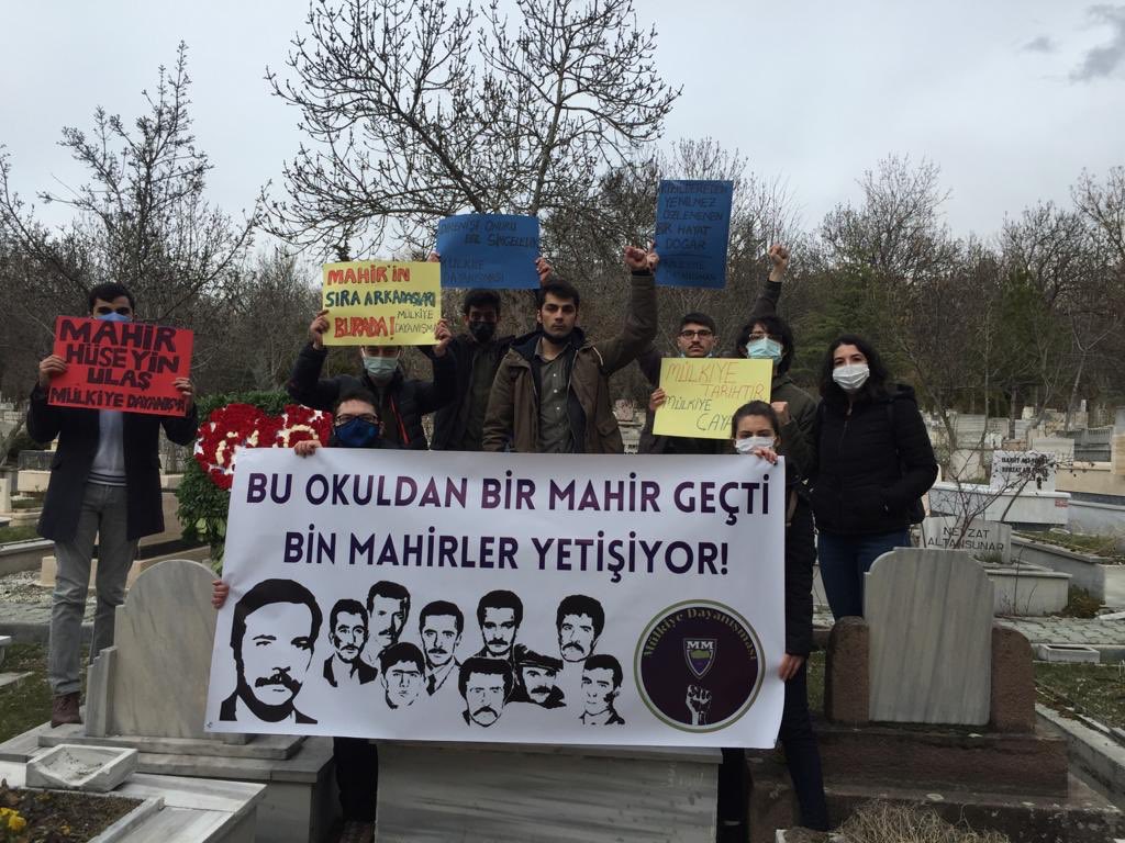SBFDayanismasi's tweet photo. Sıra Arkadaşımız Mahir Çayan ve dokuz yoldaşının Kızıldere’de katledilişinin 49. Yıl dönümünde mezarları başındaydık.

Bu Okuldan Bir Mahir Geçti 
Bin Mahirler Yetişiyor. https://t.co/HSTMmhhIvh