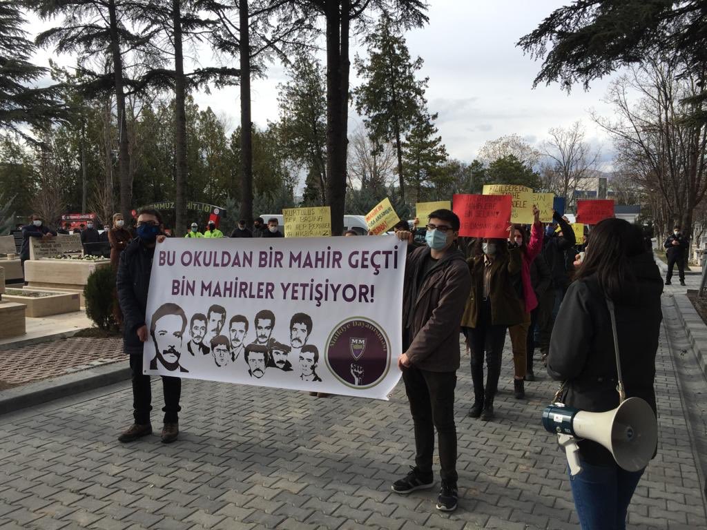 SBFDayanismasi's tweet photo. Sıra Arkadaşımız Mahir Çayan ve dokuz yoldaşının Kızıldere’de katledilişinin 49. Yıl dönümünde mezarları başındaydık.

Bu Okuldan Bir Mahir Geçti 
Bin Mahirler Yetişiyor. https://t.co/HSTMmhhIvh