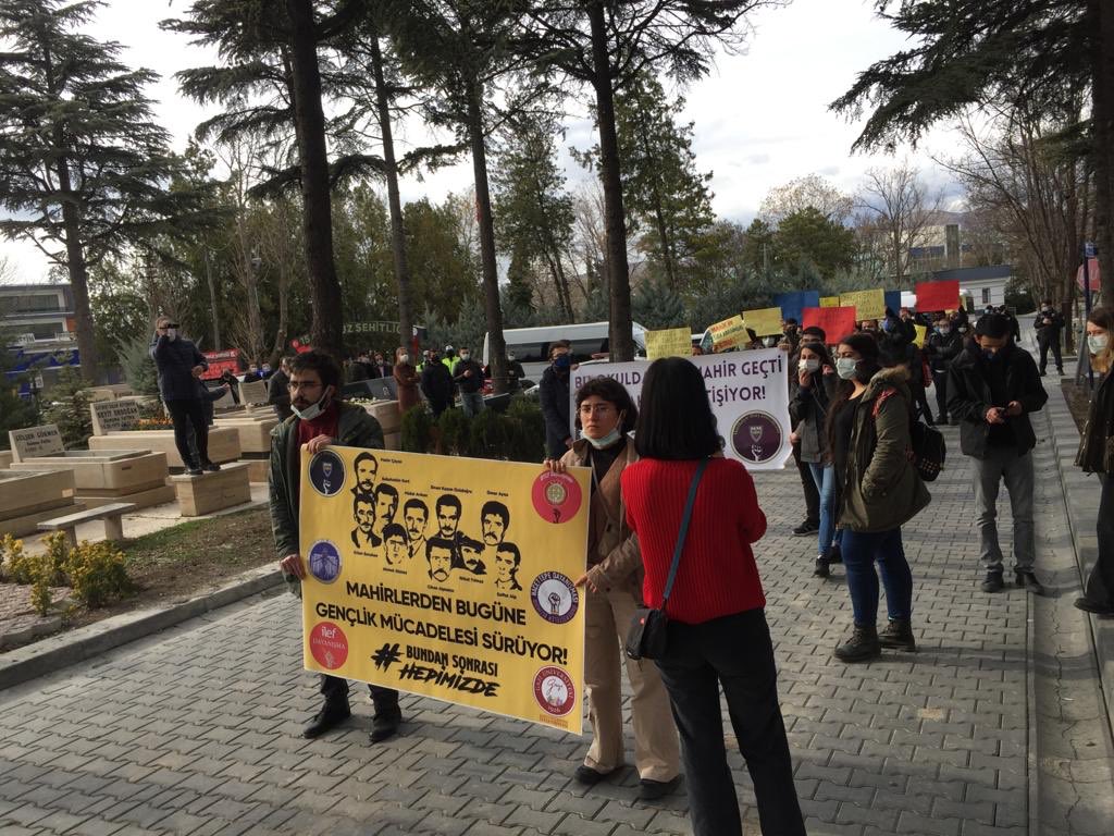 SBFDayanismasi's tweet photo. Sıra Arkadaşımız Mahir Çayan ve dokuz yoldaşının Kızıldere’de katledilişinin 49. Yıl dönümünde mezarları başındaydık.

Bu Okuldan Bir Mahir Geçti 
Bin Mahirler Yetişiyor. https://t.co/HSTMmhhIvh