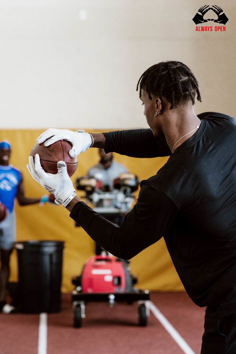 drobalwayzopen's tweet photo. Headed to LSU PRO DAY w/ Terrace Marshall Projected 1st Day Pick!!! We been at it for 9 weeks it’s time to let the World 🌎 know!!! “Train Like A Pro” #alwaysopen https://t.co/Dh4oF9TnV1