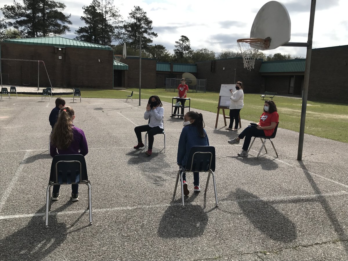 EastAiken's tweet image. Not even COVID-19 can put a damper on @EastAiken's Battle of the Books 2021!  What a beautiful day for an outside battle!  School finals are at 1:00 p.m.!  Stay tuned to find out who wins...#TeamGreen vs #TeamSnipes!  #LetTheBattleBegin #ForTheLoveOfReading @AikenPublicSch