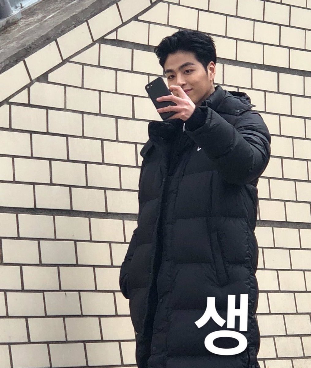 kjunhole's tweet photo. did we finally get the photo jinhwan was taking here? 💖 

GOLDEN VOICE JUNHOE
#EtherealJunhoeDay
#3월의_마지막이_준회라서_고마워 https://t.co/aouTNg4fV9
