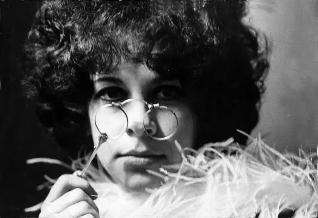 celsohaddad's tweet photo. deixem suas sugestões... 🧐

o álbum "Os Mutantes" em que "A Minha Menina" foi lançada foi gravado no início de 1968, então é alguém que ainda não era muito conhecida até isso.

o palpite de @goraduerra é que pode ser a Gal, e olha... Domingo, o primeiro álbum dela, é de 67... https://t.co/bDjkqdgGge