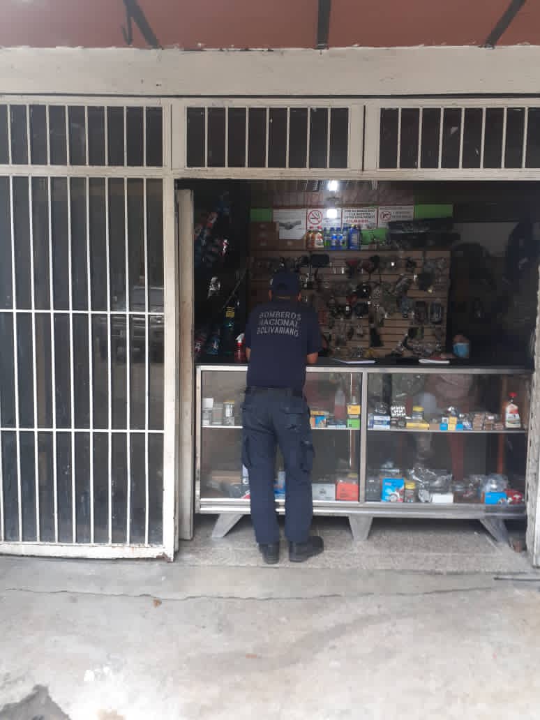 El Cuerpo de Bomberos se encuentra efectuando recorridos en la zona centro de La #ColoniaTovar para evaluar el cumplimiento y dar recomendaciones respecto a las medidas de Bioseguridad en los comercios autorizados para su apertura en esta #SemanaSanta2021
<a href="/MIJP_Vzla/">MPPRIJP</a>
<a href="/DespachoDGNB/">Despacho DGNB</a>