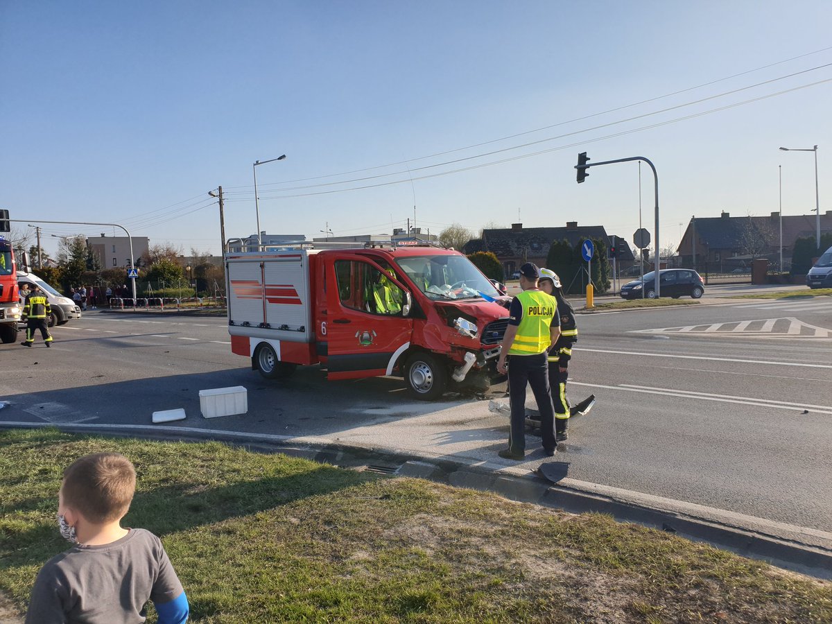 Jarocin112's tweet photo. W miejscowości Klęka doszło do zderzenia wozu straży pożarnej z autem osobowym. W miejscu zdarzenia ruch odbywa się wahadlowo. https://t.co/kvgIN5777I