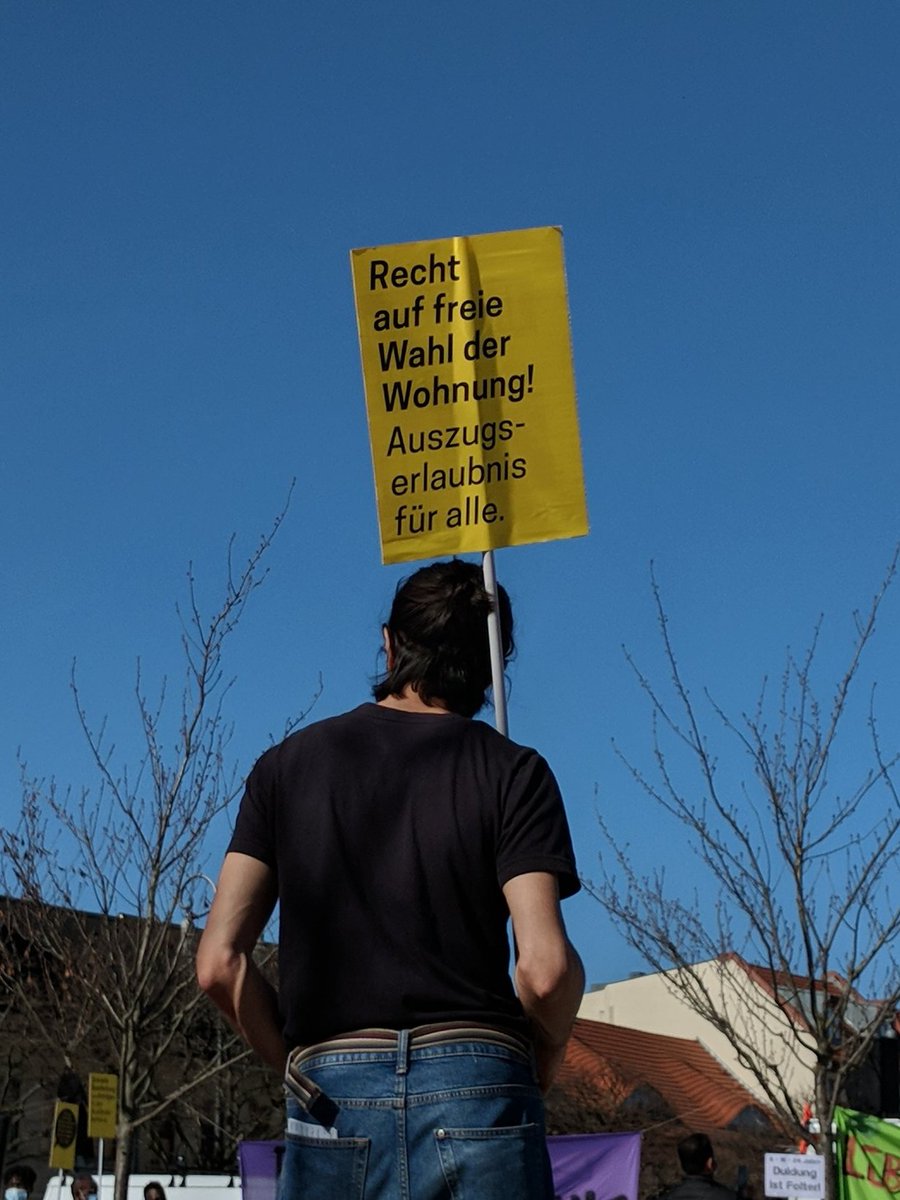 ActionforLesvos's tweet photo. Starke Demo heute in Brandenburg/Havel. Viele Menschen berichteten von ihrem täglichen Kampf mit Behörden, Duldung und den beschissenen Lebensbedingungen, in die sie gezwungen werden. Selbstorganisiert und solidarisch werden wir das rassistische Migratonssysten zerstörten #bb3003 https://t.co/CuWX0BXowj