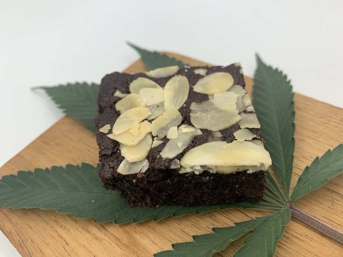 drgreenthumbth's tweet photo. Brownie หน่อยมั้ยครับ
#Drgreenthumb
#Growstone #CannabisMedicinal
#cannabis
#Weed
#CannabisCommunity
#ปลูกกัญชาถูกกฎหมาย
#กัญชาออแกนิค
#กัญชารักษาโรค
#กัญชาเพื่อการแพทย์
#newnormalproject https://t.co/KV8Xo7JjHl