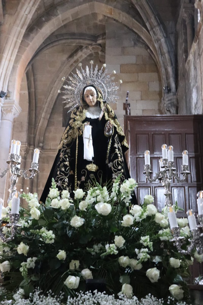 ObispadoOurense's tweet photo. Desde el Miércoles Santo hasta el Sábado Santo a mediodía estarán en la @CatedralOurense , dado que este año no podrán salir en procesion, las imágenes del Santo Cristo, como siempre en su capilla, y https://t.co/IzhFI4jitq