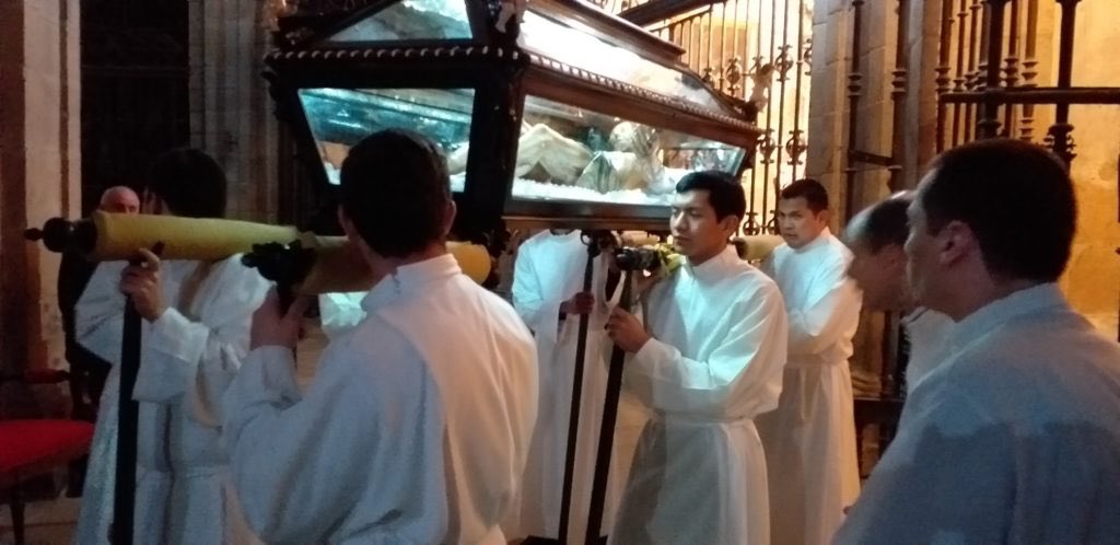 ObispadoOurense's tweet photo. Desde el Miércoles Santo hasta el Sábado Santo a mediodía estarán en la @CatedralOurense , dado que este año no podrán salir en procesion, las imágenes del Santo Cristo, como siempre en su capilla, y https://t.co/IzhFI4jitq