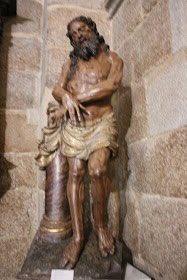 ObispadoOurense's tweet photo. Desde el Miércoles Santo hasta el Sábado Santo a mediodía estarán en la @CatedralOurense , dado que este año no podrán salir en procesion, las imágenes del Santo Cristo, como siempre en su capilla, y https://t.co/IzhFI4jitq