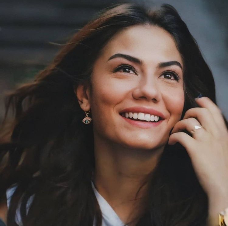 marilen17218672's tweet photo. COME @dmtzdmr CI INSEGNA...❤️ #NONSEISOLA https://t.co/CMpYCxy58l
