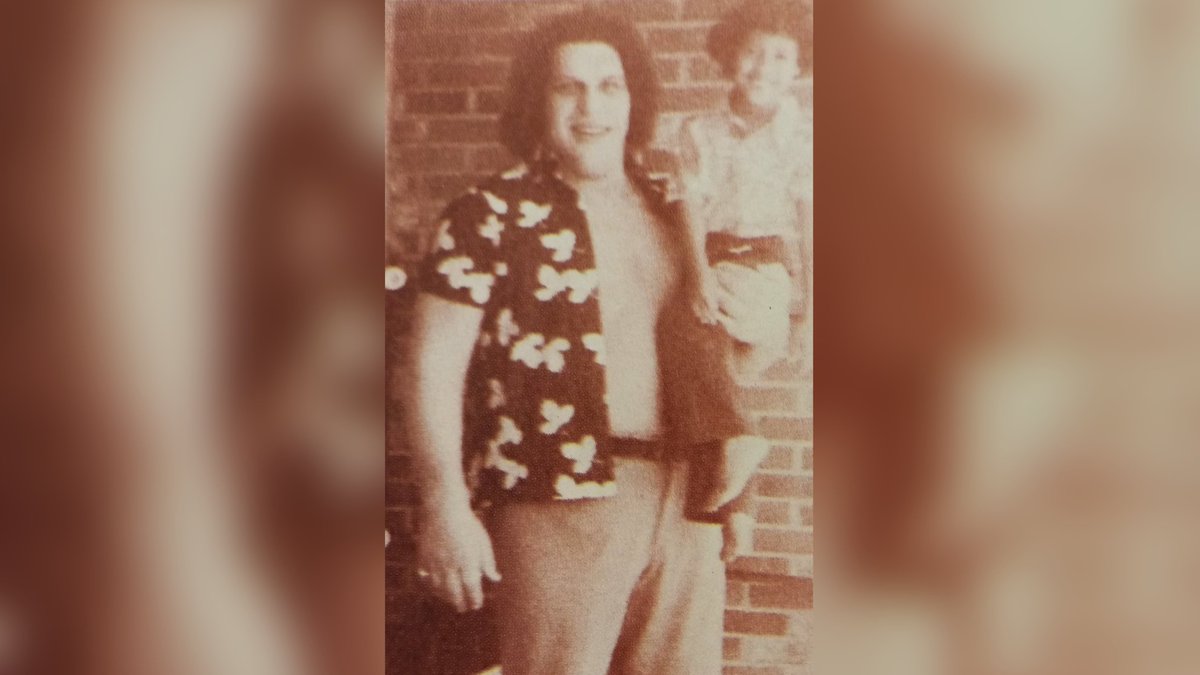 TheRock's tweet image. The 8th Wonder of the World &amp;amp; the punk scrub known as lil’ Dewey. 

Andre was a hero of mine. 
And for some reason he took a liking to me too &amp;amp; always treated me like his own son. Maybe because we both had afros✊🏾🤣

Very special #YoungRock TONIGHT-@NBC 8/7c.

#MyDayWithAndre🖤